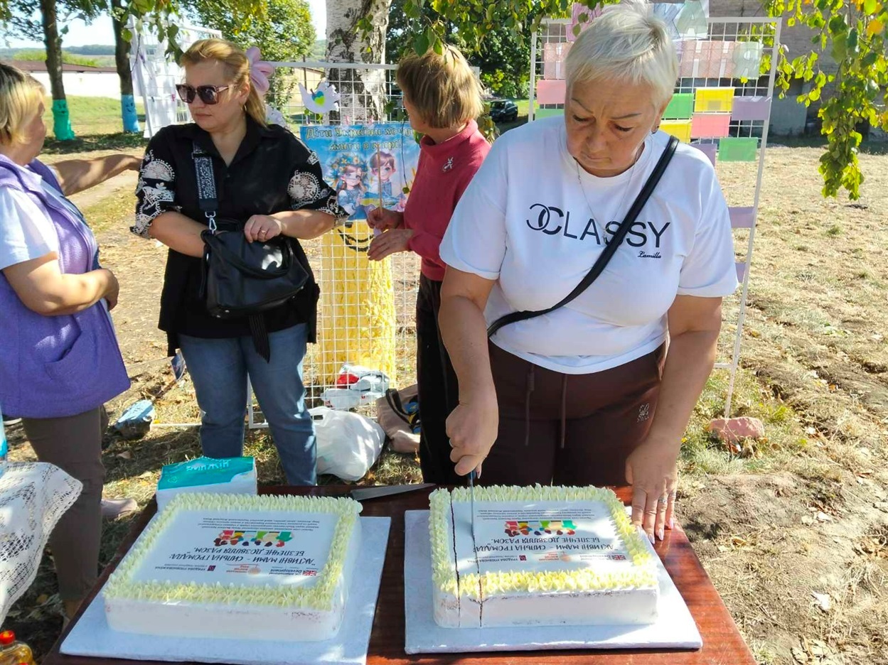 Лідія Міркотан розрізає святковий торт