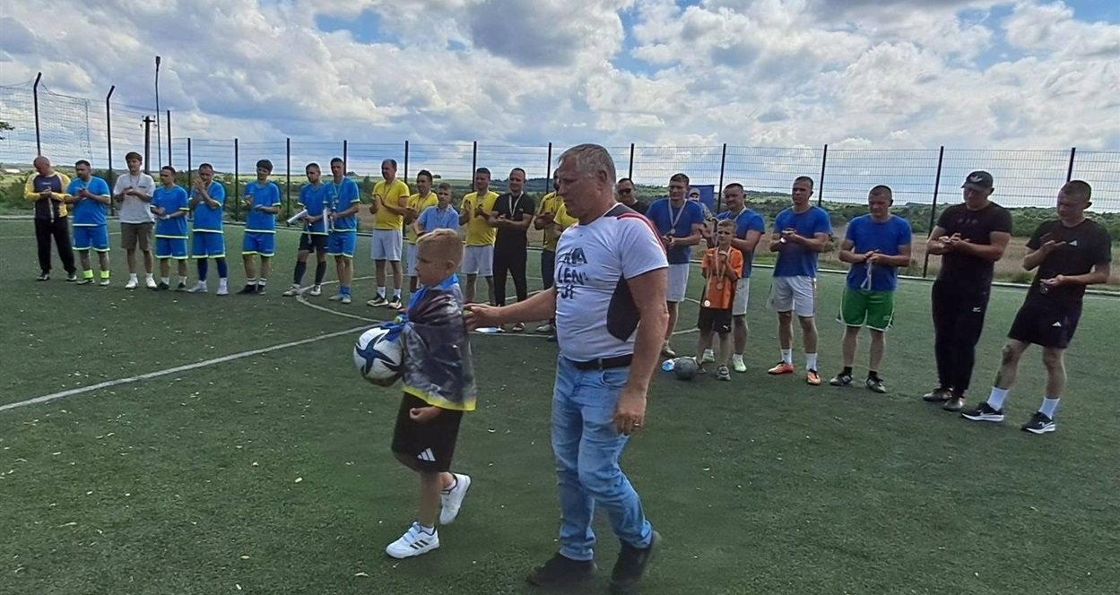 Син та батько Сергія Дергунова розпочали фктбольний турнір пам'яті