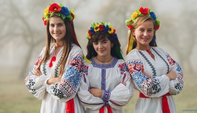 Дівчата у вишиванках