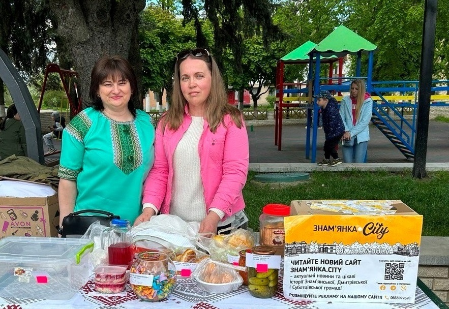 Редакторка Катерина Матко та журналістка Олена Тригубенко під час благодійного заходу на підтрмку ЗСУ