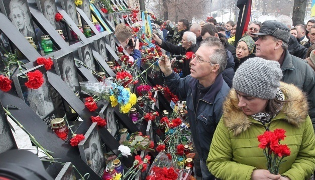 Біля Стели Пам'яті Героям Небесної Сотні