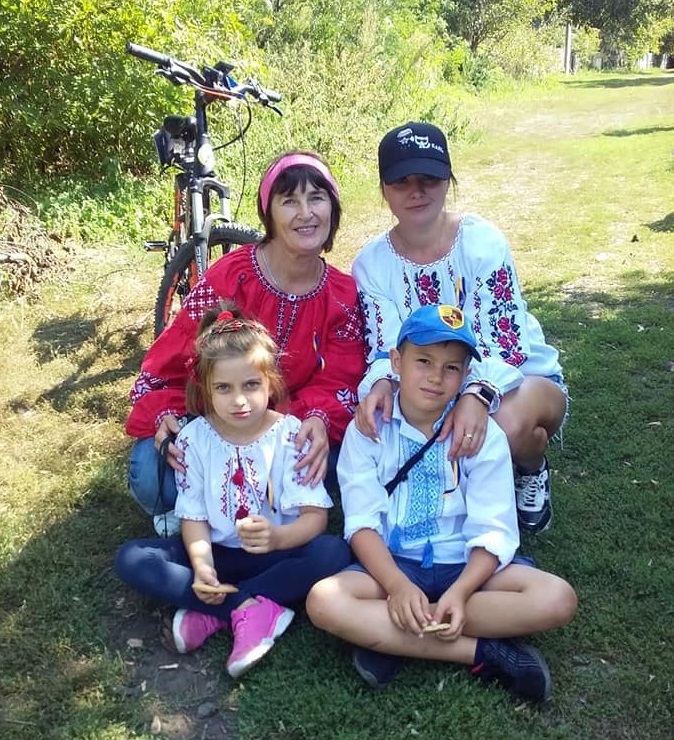 Наталія Єльник з учнями