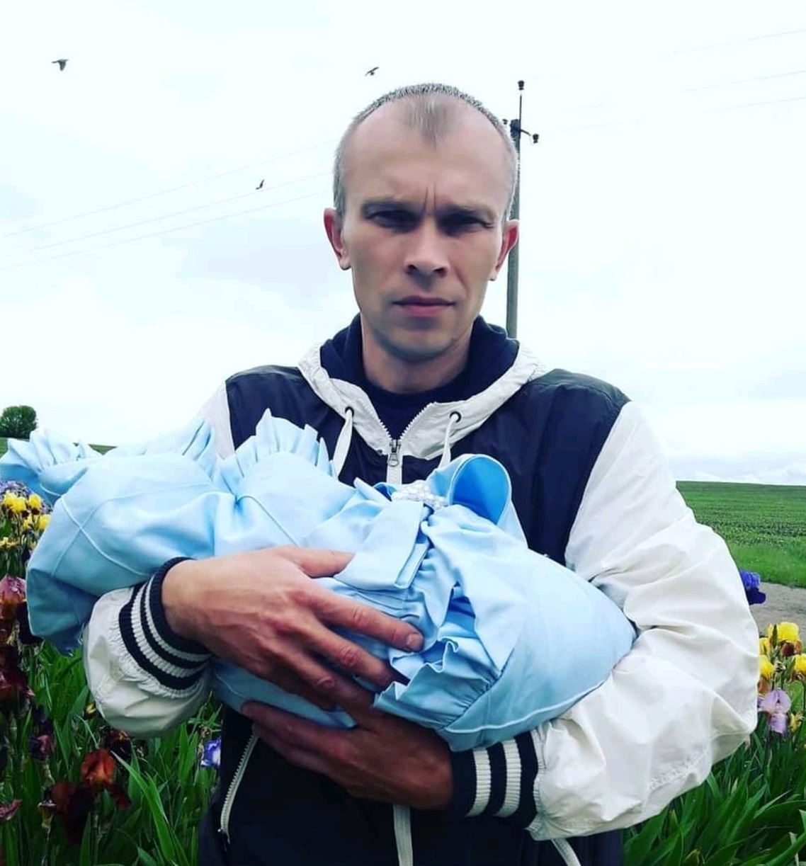 Руслан тримає на руках  сина