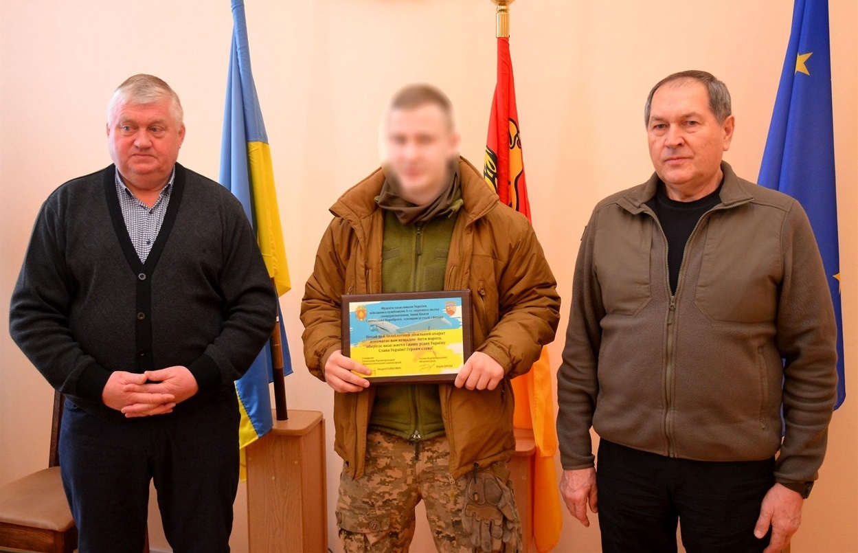 Юрій Дрозд та Андрій Райкович під час вручення підтвердження на безпілотний літальний апарат