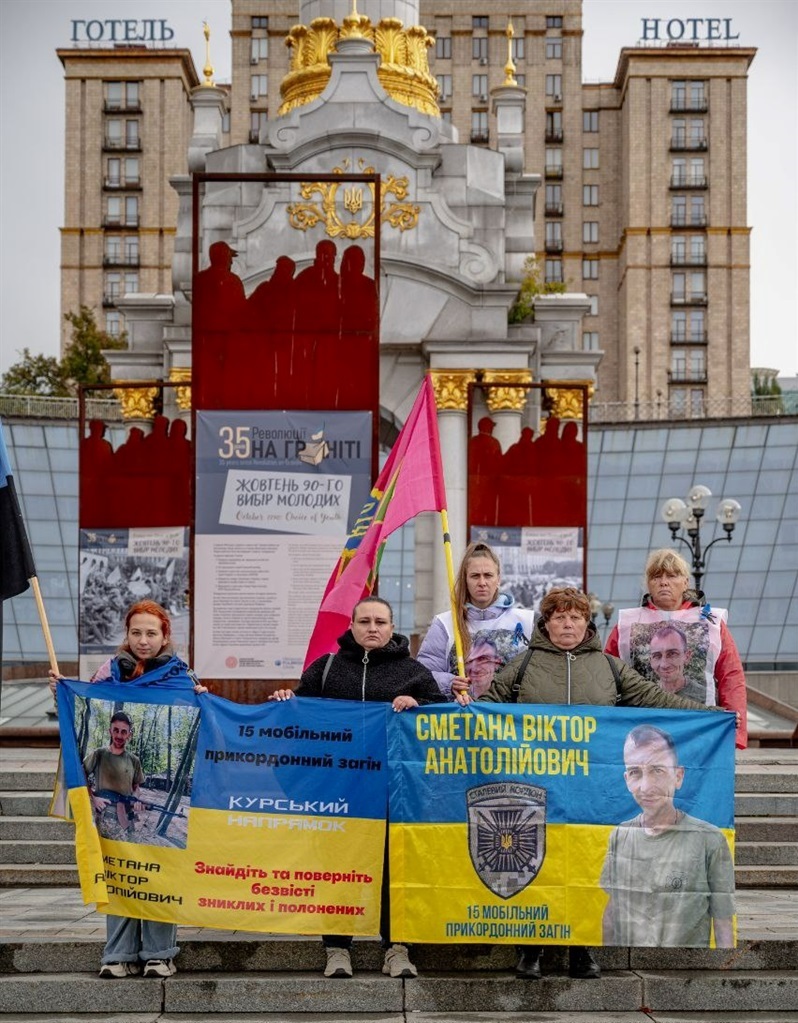 Анастасія на акції разом із родинами інших зниклих безвісти захисників