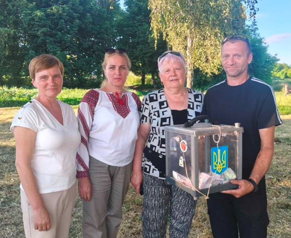 Учасниці заходу Олена Русіна, Тетяна Кондратенко, голова гросади Наталія Стиркуль та коваль Вадим Кучер