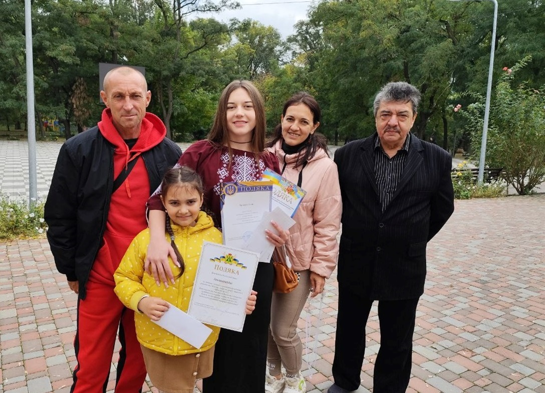 Аліна з родиною
