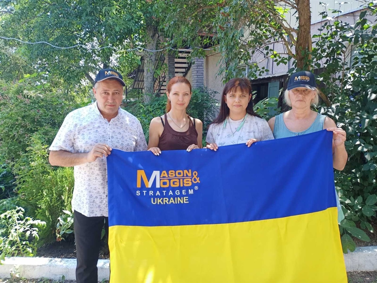 Геннадій Масон зі своїми помічницями