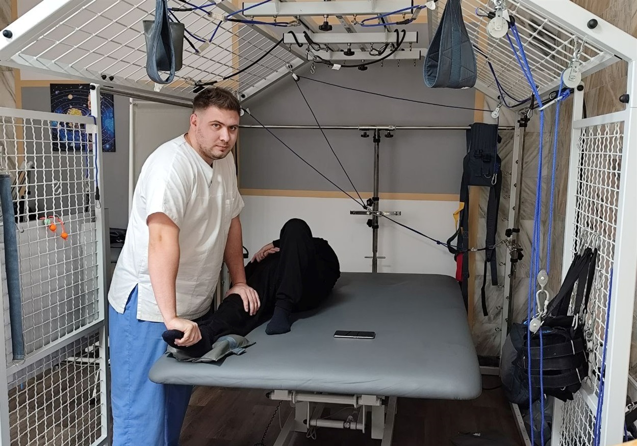 фізичний терапевт Богдан Швед проводить фізичну реабілітацію