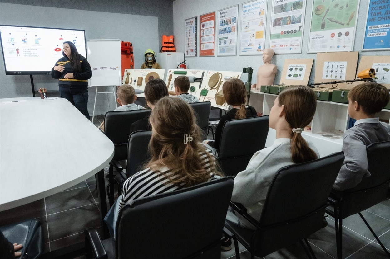 Перше заняття в ресурсному центрі для учнів та учениць місцевих шкіл