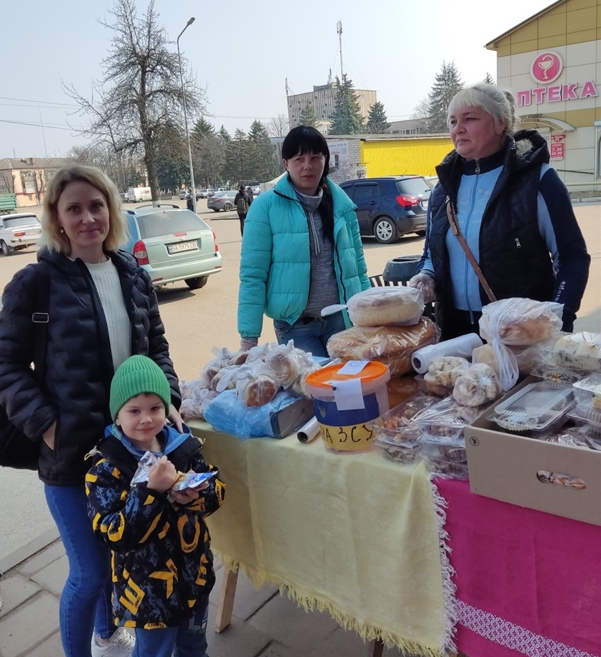 Волонтерки Лідія та Людмила пропонують продукцію домашнього виробництва знам'янчанам
