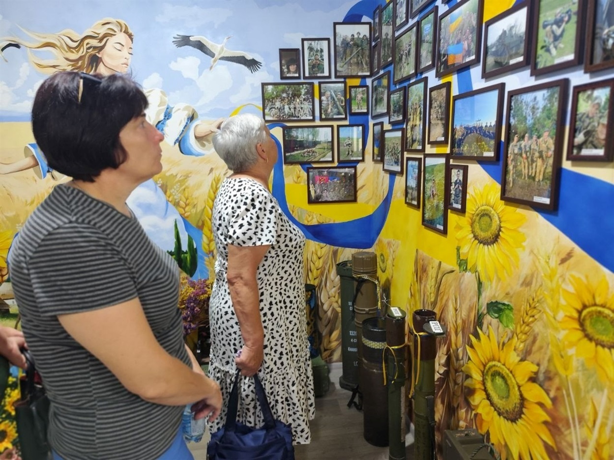 Марія Бубнова та Ольга Бондаренко переглядають фото 