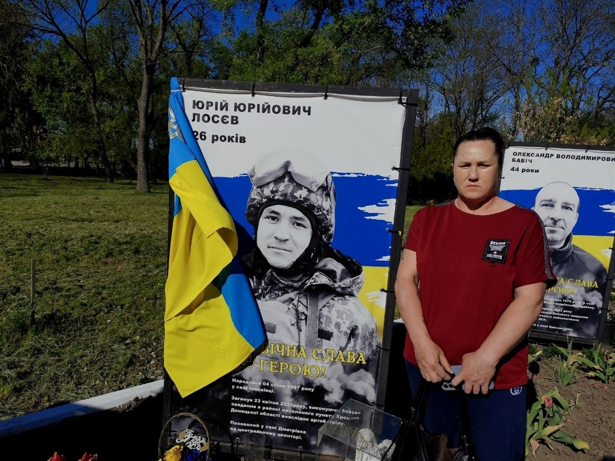 Лідія Лосєва біля світлини сина