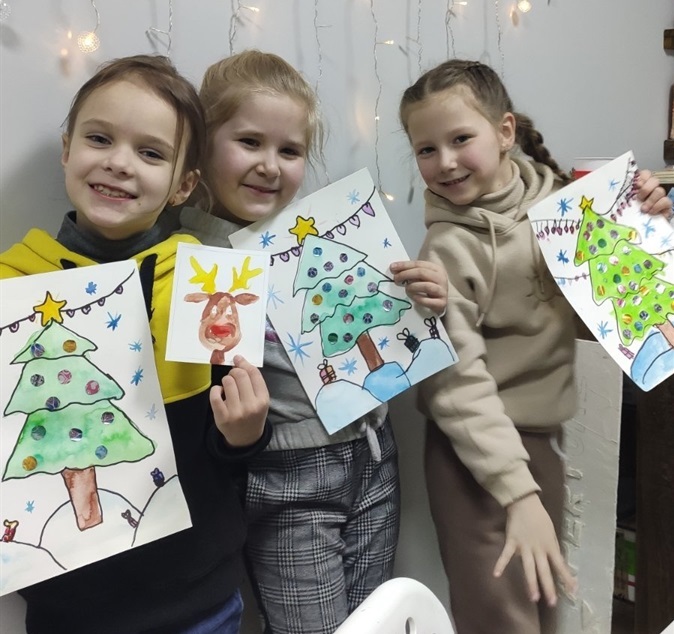 Учениці художньої студії "Мастихін"  зі своїми роботами