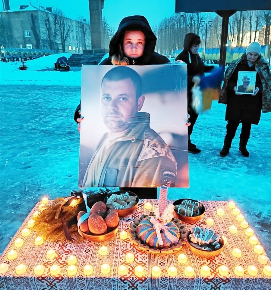 ​Альона Діденко зі світлиною чоловіка
