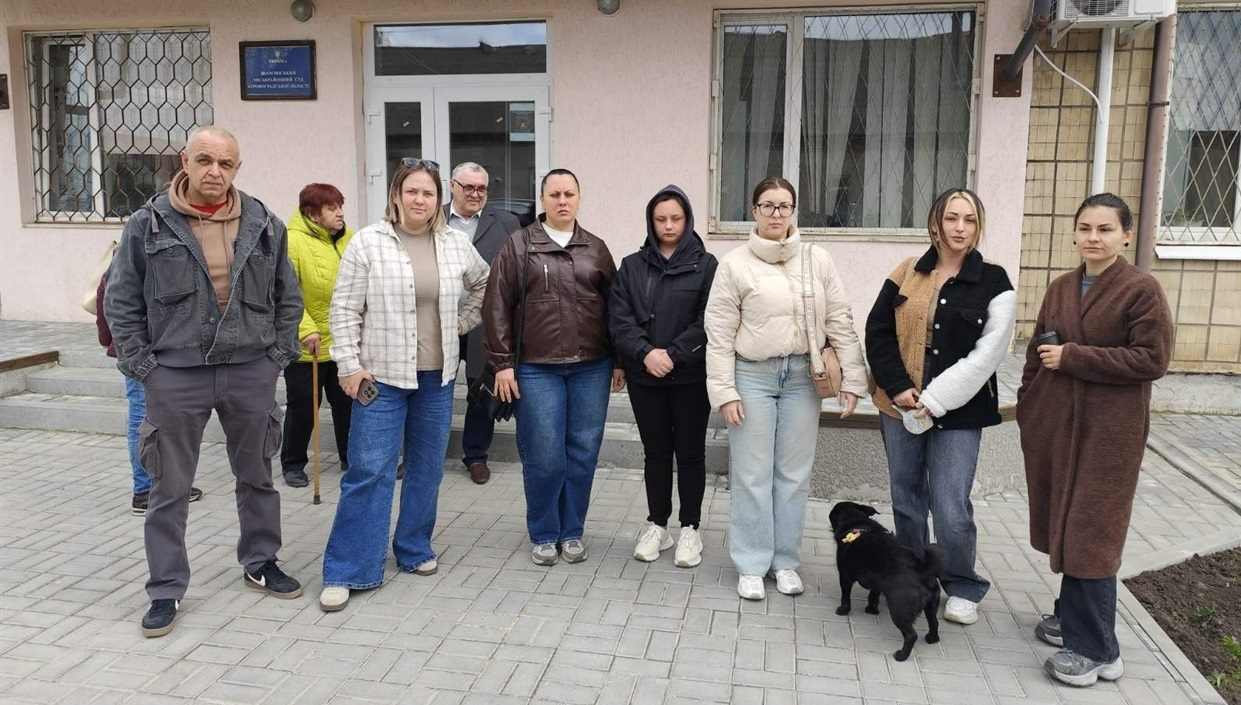 Біля приміщення суду