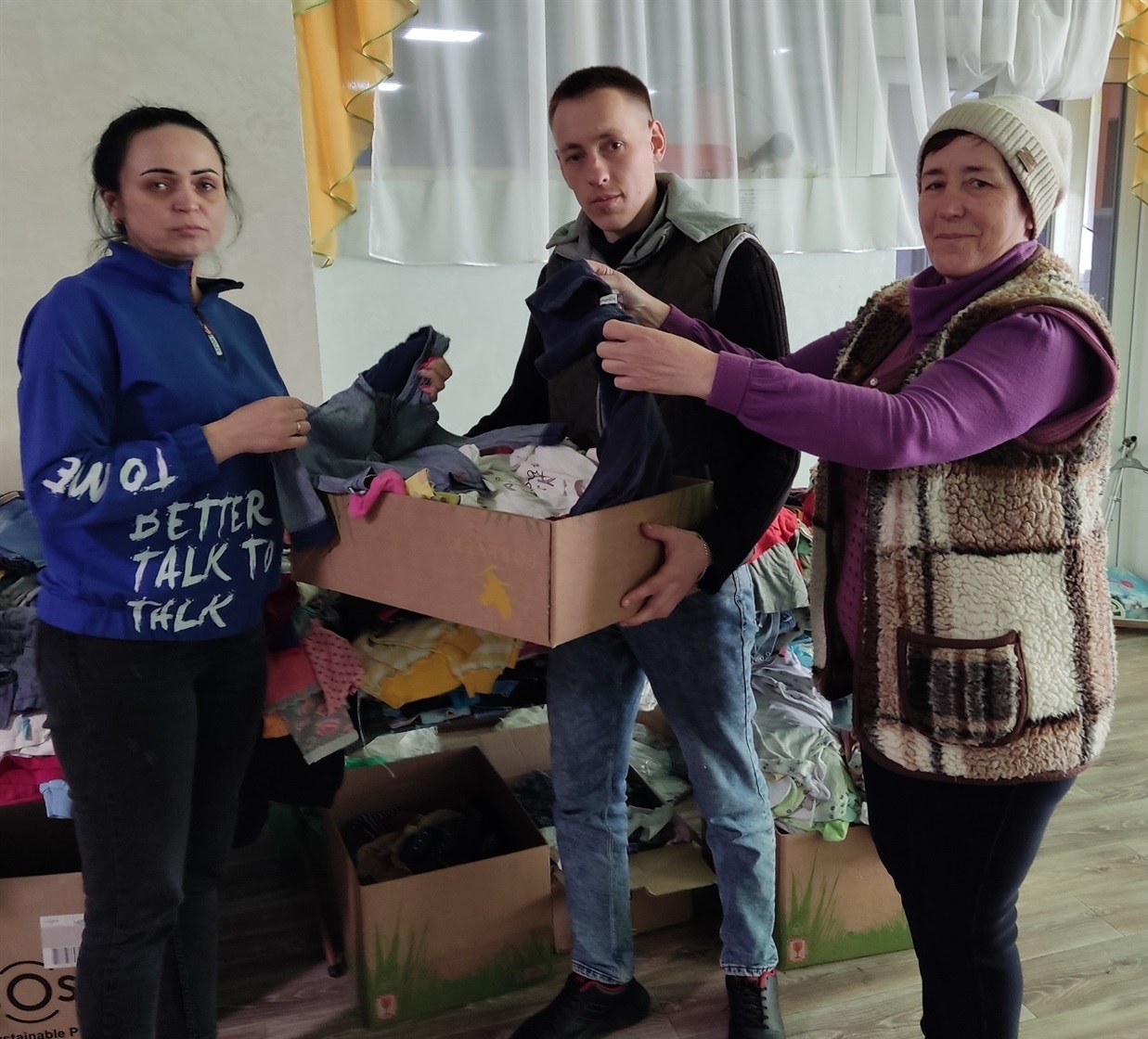 Лілія Стиркуль з працівниками культури формують пакунки з речами для ВПО