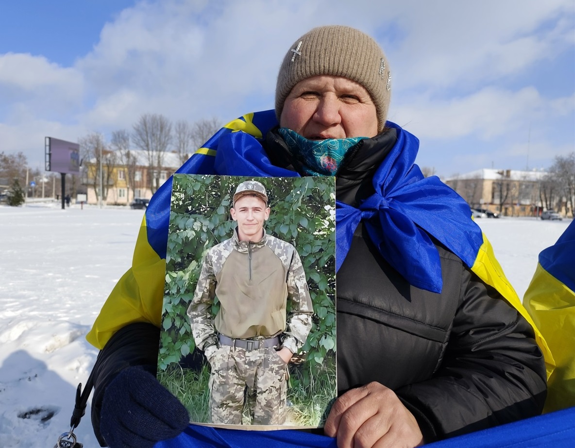 Галина Капустіна в руках тримає портрет сина