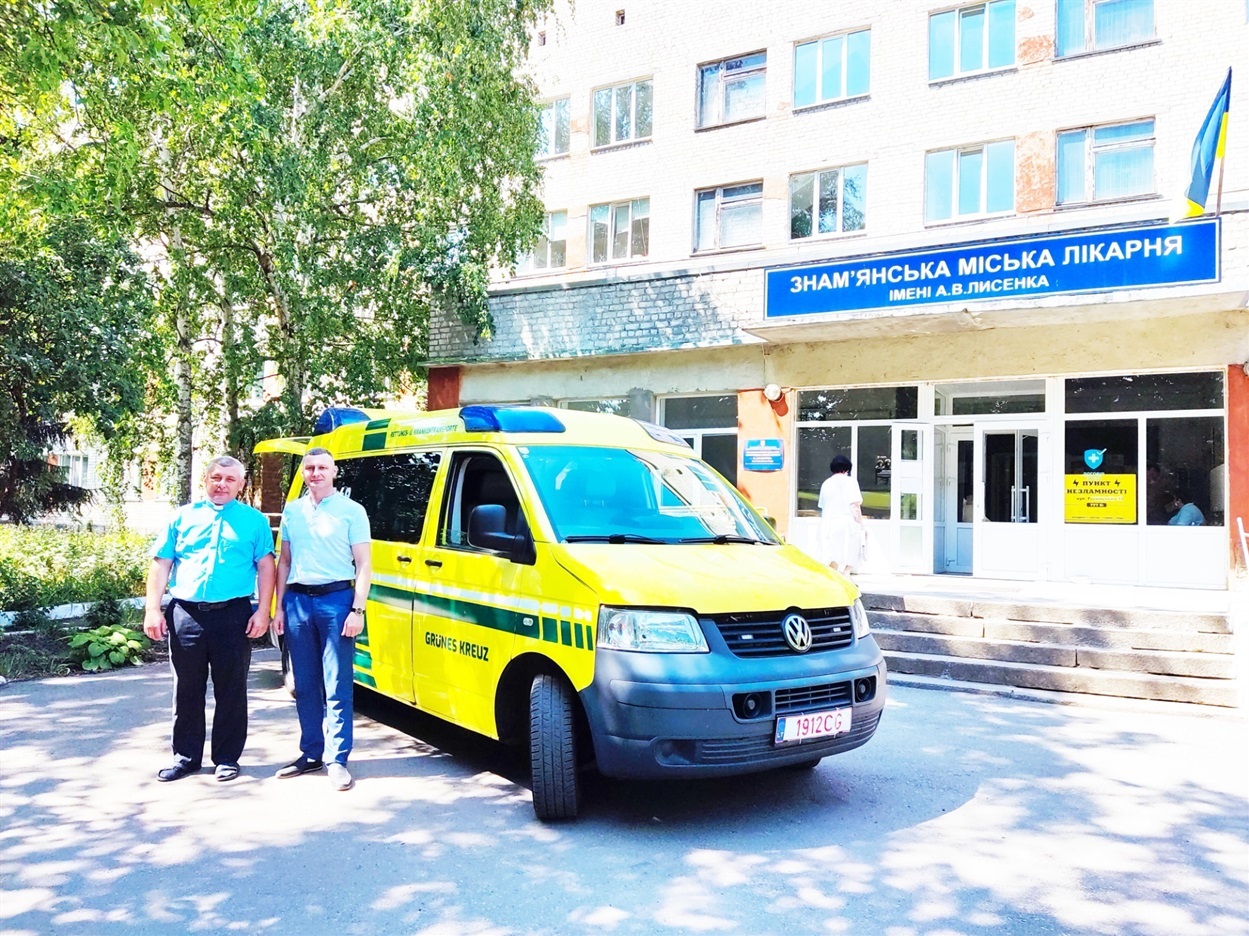 Іван Проць та Руслан Пушкарено біля автомобіля швидкої допомоги