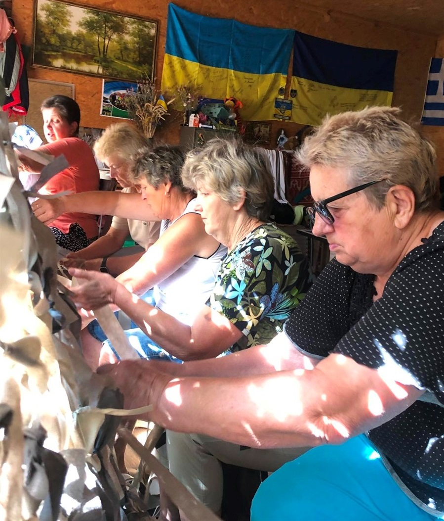 Жінки плетуть маскувальну сітку