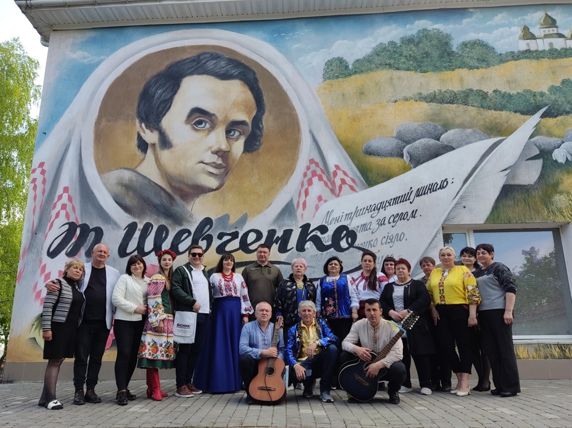 Олена Павленко з гостями біля ліцею імені Т.Г.Шевченка