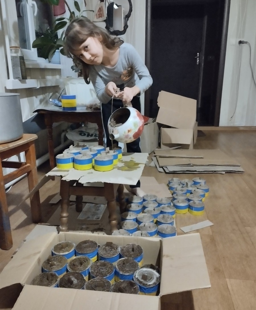 Марія під час виготовлення окопних свічок