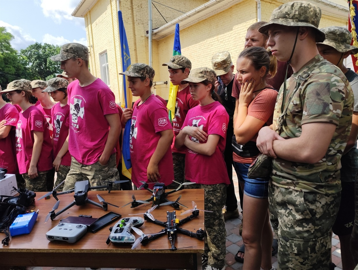 Учасники змагань "Сокіл-Джура", знайомляться з видами зброї