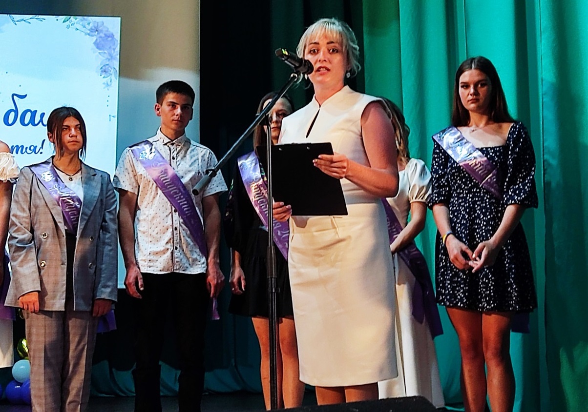 Перша вчителька В.П.Дрозд та випускники