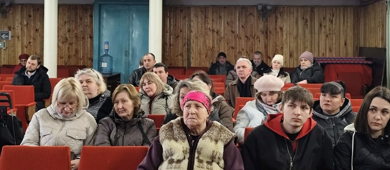 Мешканці селища Знам'янка Друга під час зустрічі з представниками влади у селищі Знам'янка Друга