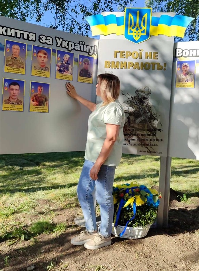 Леся Богдан біля стели пам'яті