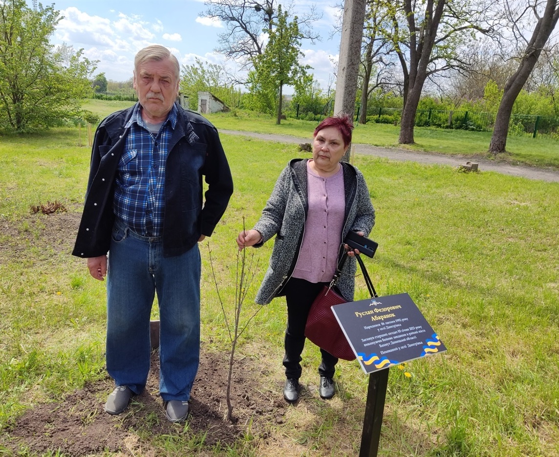 Тато загиблого Руслана Абаранока - Федір посадив деревце в пам'ять про сина