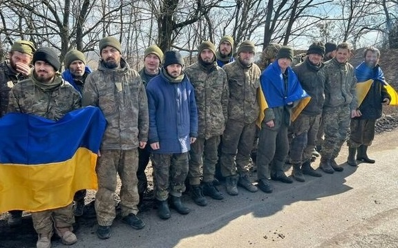 Захисники під час повернення з російського полону
