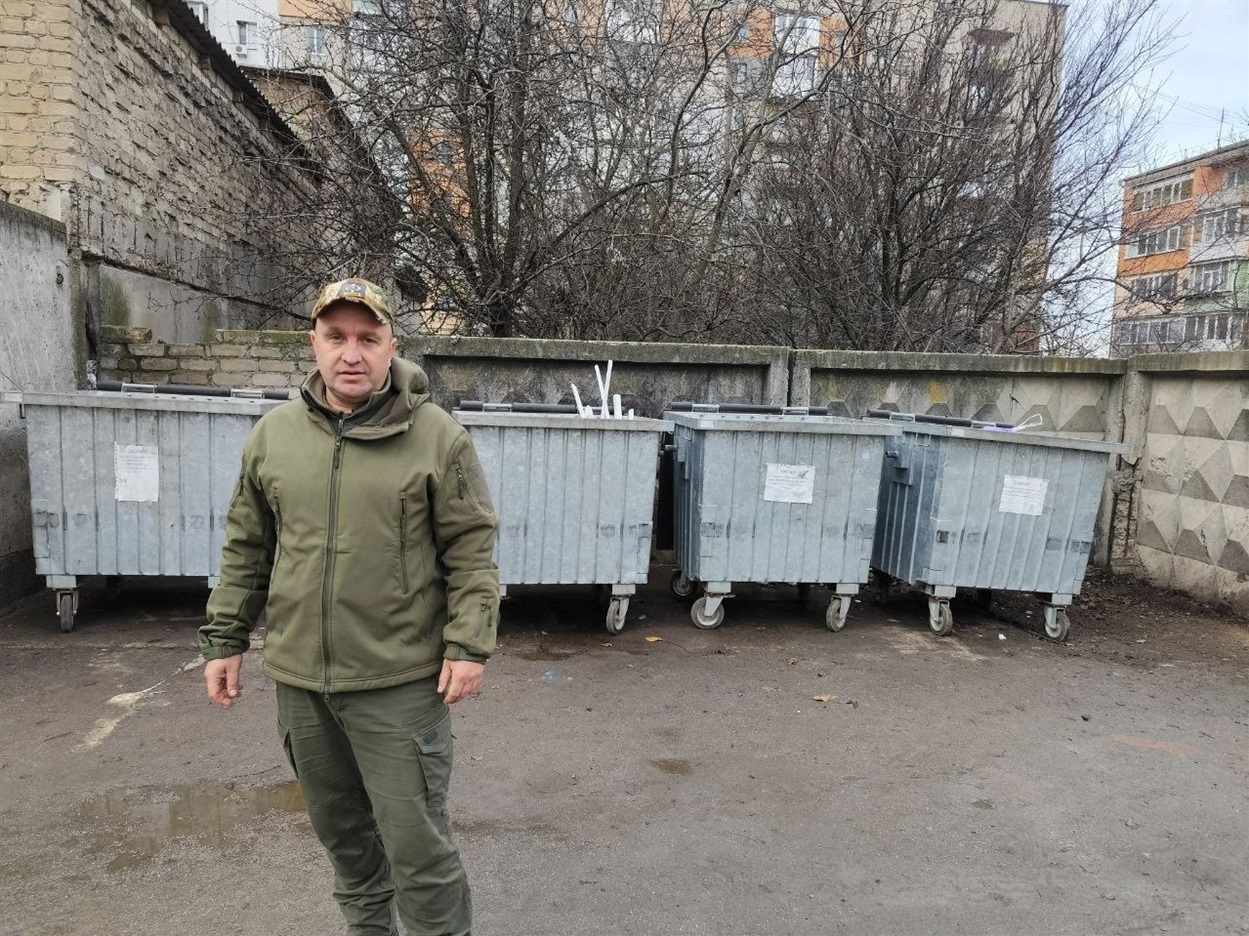 Петро Ткаченко біля майданчика для збору сміття