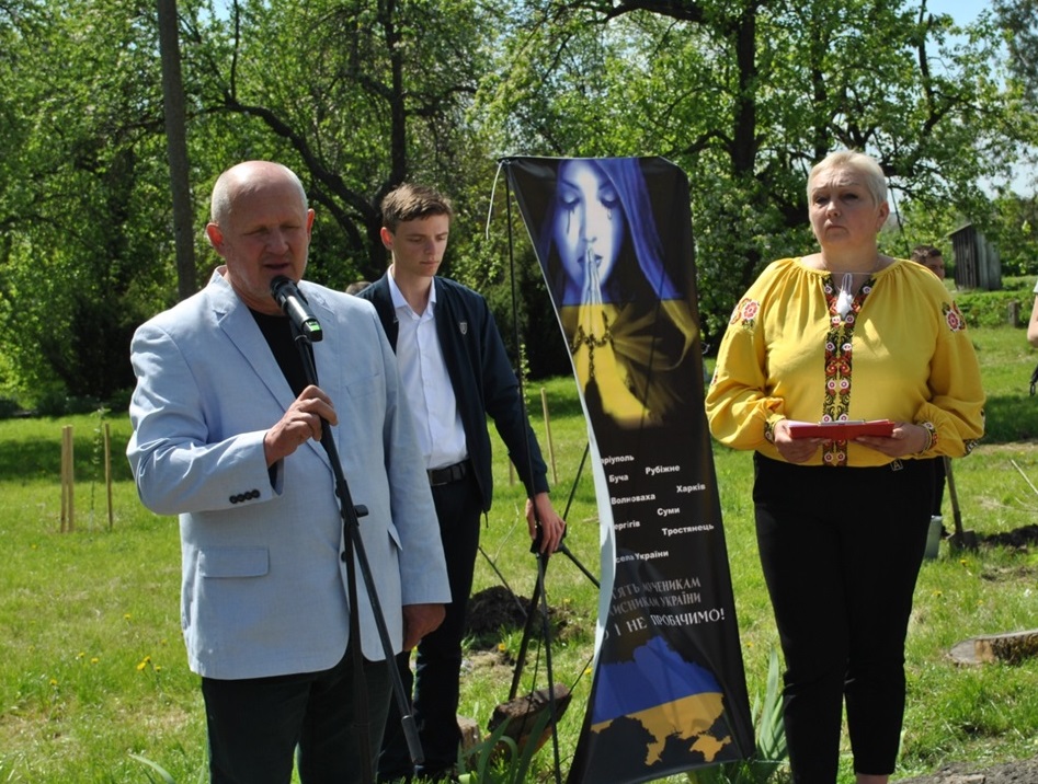 Олександр Іськов та начальник відділу культури і туризму Дмитрівської сільської ради Лідія Міркотан