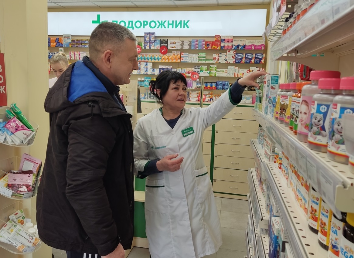 Фармацевтка Ірина Поплавка консультує відвідувача