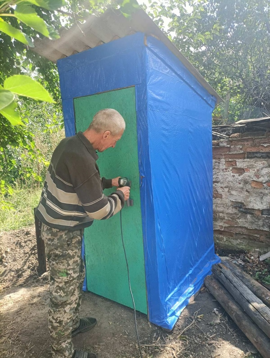 Микола облаштовує побут на новому місці