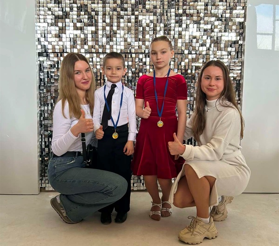 Андрійко та Карина з тренерками
