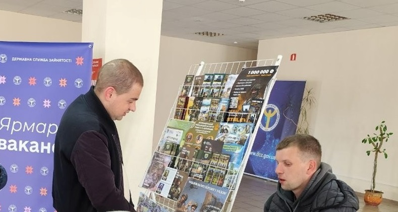 Дмитро Плотніков спілкується з представником від роботодавця Під час Ярмарку вакансій