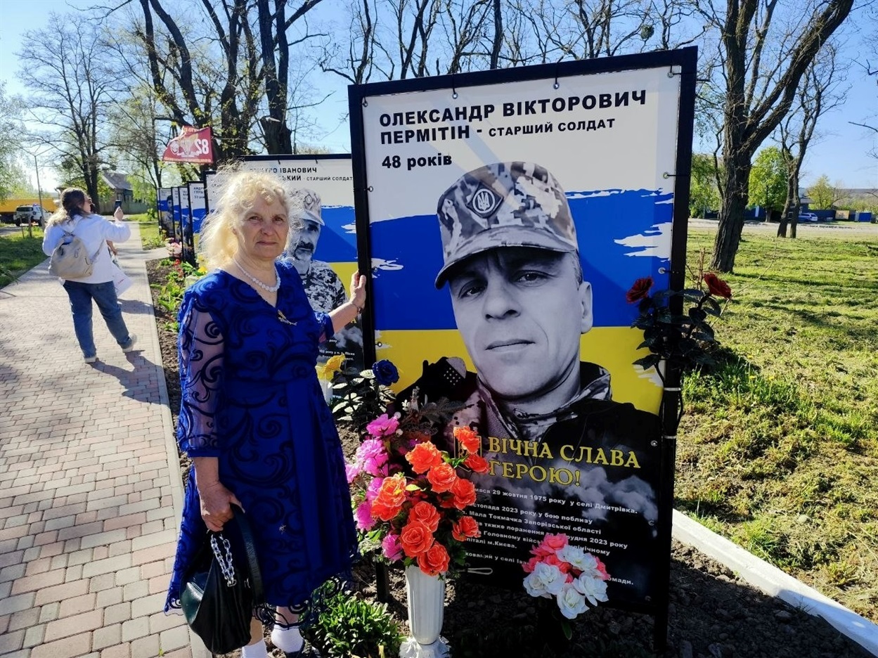 Валентина Соколова біля світлини сина