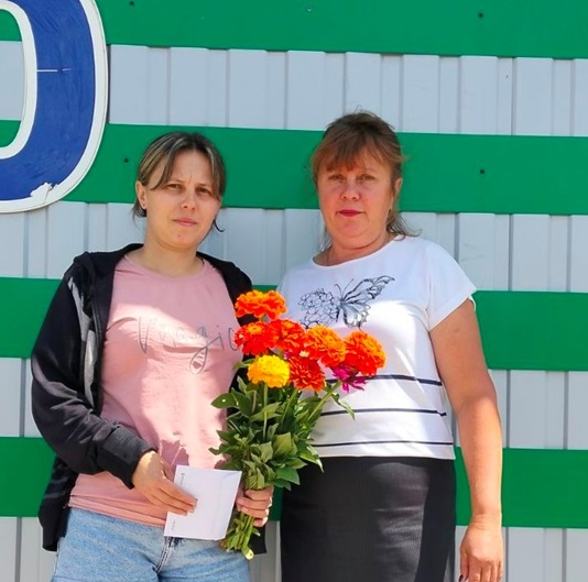 Керівниця магазину Анжела Герасимчук та староста села Цибулеве Олена Студенко