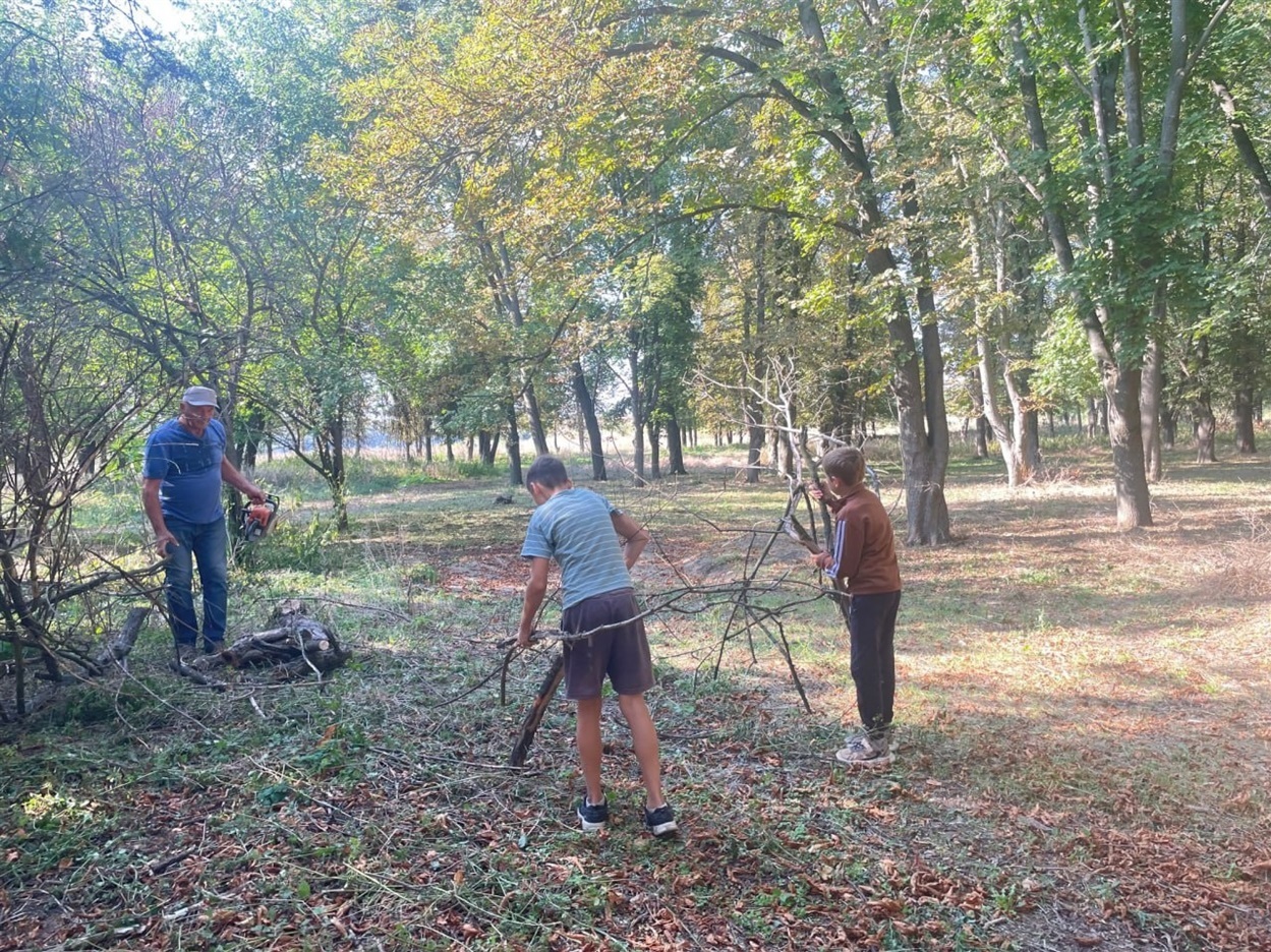 Очищення парку:  діти також допомагають