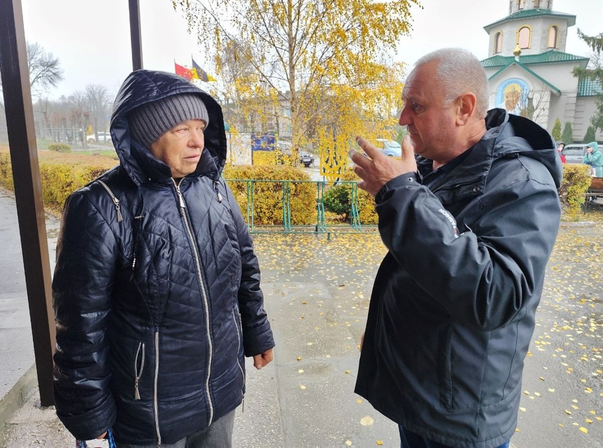 Володимир Сливка спілкується з депутаткою Ніною Лалак