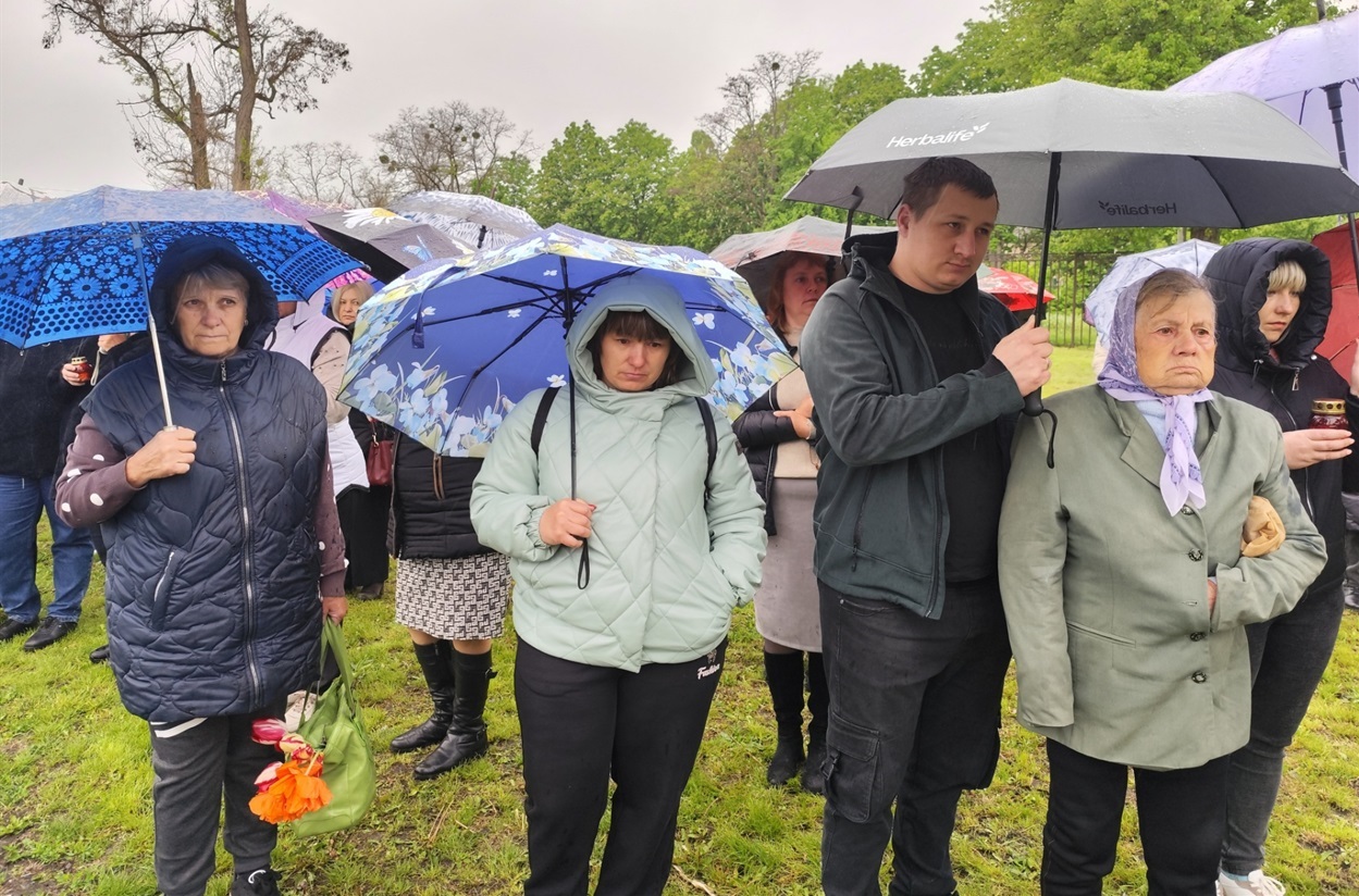 Матері та рідні загиблиз захисників під час заходу ьіля вишневої алеї "Жива пам'ять"