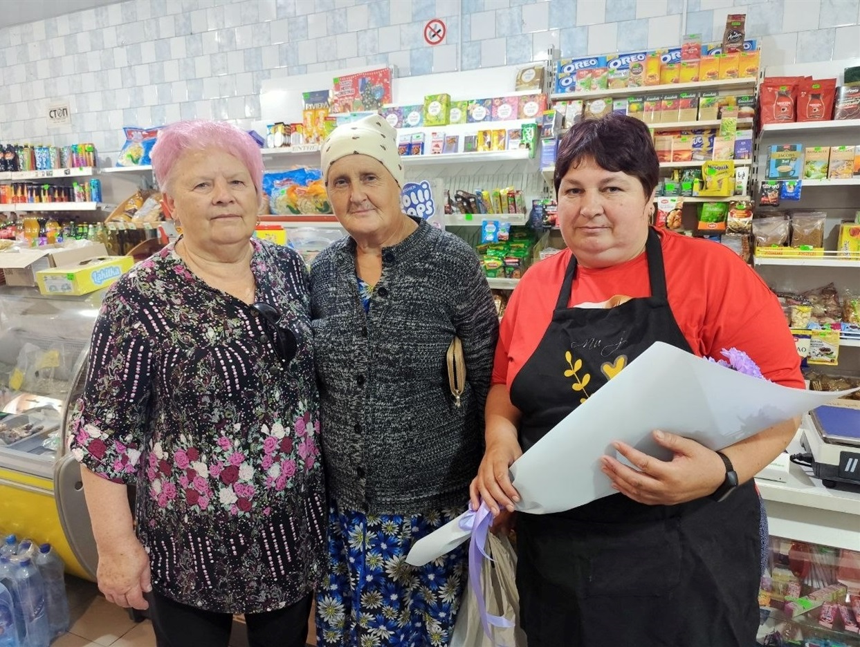 ​Голова Дмитрівської сільської територіальної громади Наталія Стиркуль з відвідувачкою та продавчинею магазину
Автор: Катерина Матко


​