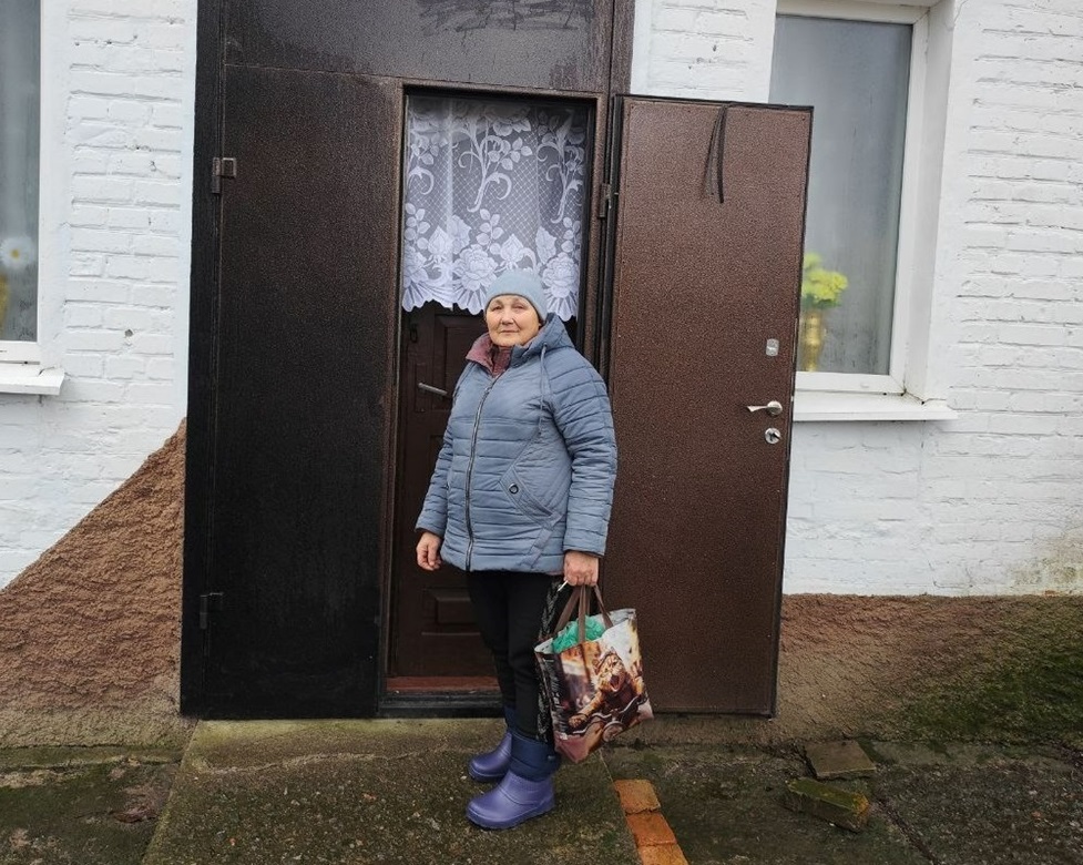 Валентина Хильченко біля сільської церкви