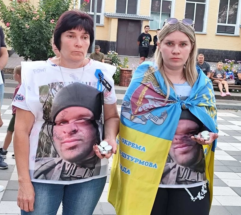 ​Зліва мама захисника Віталія Бубнова


​