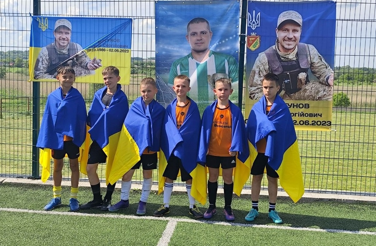 Юні учасники футбольного турніру біля світлини Сергія Дергунова