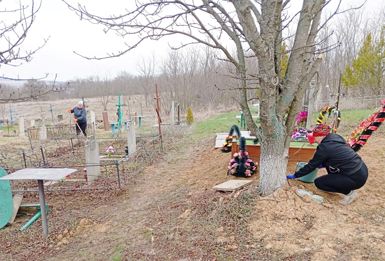 ​Під час прибирання на кладовищі у селі Плоске
