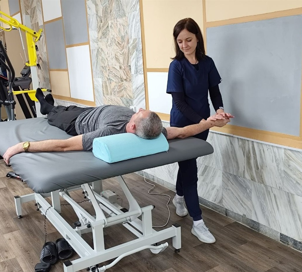 Фізична Терапевтка Яна Драгун проводить фізичну реабілітацію