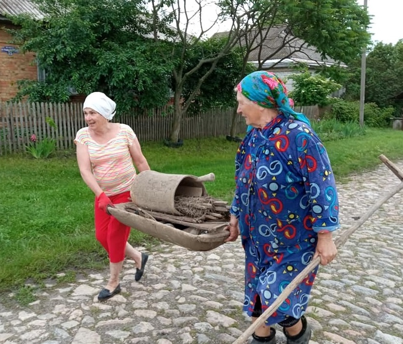 Людмила Вака та Людмила Єрьоменко несуть роздобуті скарби